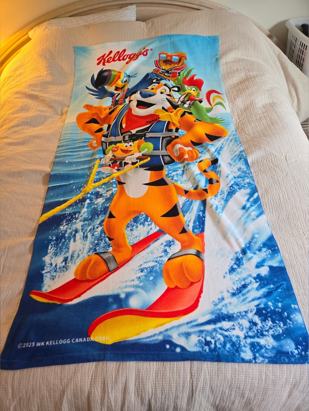 Kellogg's - Tony the Tiger Beach Towel: Water-Skiers